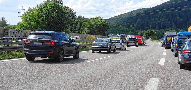 Nach Unfall staut es sich auf der A81 in Fahrtrichtung Stuttgart. Das Foto zeigt aber auch: Selbst bis weit zurück nach Geisingen ...