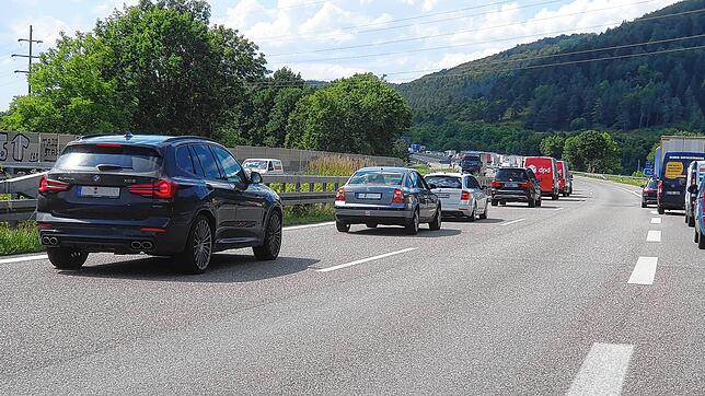 Nach Unfall staut es sich auf der A81 in Fahrtrichtung Stuttgart. Das Foto zeigt aber auch: Selbst bis weit zurück nach Geisingen ...