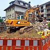 Am Montag, 23. September, ist die gelbe Hausruine nun abgerissen. Nur noch ein großer Schuttberg türmt sich an der Stelle, an der das ...