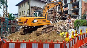 Am Montag, 23. September, ist die gelbe Hausruine nun abgerissen. Nur noch ein großer Schuttberg türmt sich an der Stelle, an der das ...