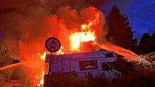 Großbrand des Bahnwärterhauses in Luttungen. Hier steht der vordere Gebäudeteil in Flammen. Von diesem steht nach dem Brand nichts mehr.