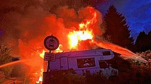 Großbrand des Bahnwärterhauses in Luttungen. Hier steht der vordere Gebäudeteil in Flammen. Von diesem steht nach dem Brand nichts mehr.