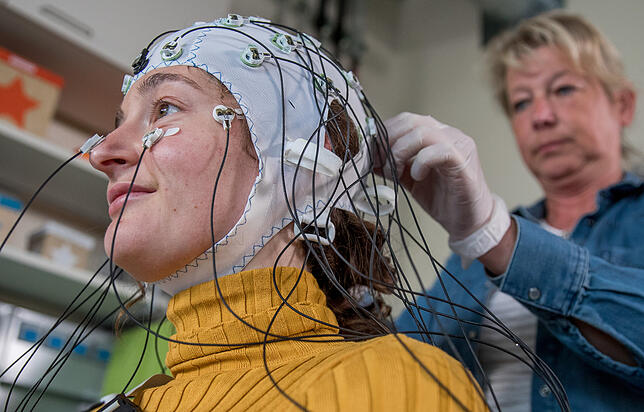 Die medizintechnische Assistentin Gabi Schöns richtet eine Haube mit Elektroden zur Messung der Hirnströme im Labor des ...