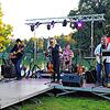 Vor der romantischen Kulisse des Illmensees zeigte die neuformierte Gruppe &bdquo;Flame&ldquo; ihr erstes Open-Air-Konzert. Die Akteure ...