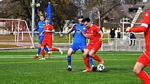 Niklas Waldvogel (FC Neustadt, links) versucht Selim Ayhan (FC Bad Dürrheim) den Ball abzunehmen. Doch am Ende behielten die Dürrheimer ...