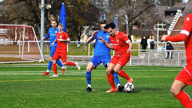 Niklas Waldvogel (FC Neustadt, links) versucht Selim Ayhan (FC Bad Dürrheim) den Ball abzunehmen. Doch am Ende behielten die Dürrheimer ...