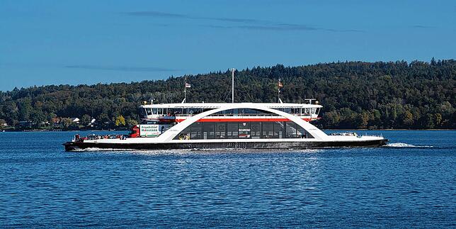(Archivbild) Am ersten Betriebstag: Das neue Fährschiff „Richmond“ bringt Lastwagen, Autos und Menschen zwischen Konstanz ...