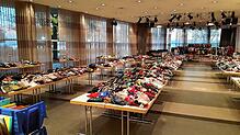 Bei zahlreichen Basaren in der Region – hier ein Bild von einer Überlinger Kleiderbörse – wird gut erhaltene Kinderbekleidung verkauft. ...