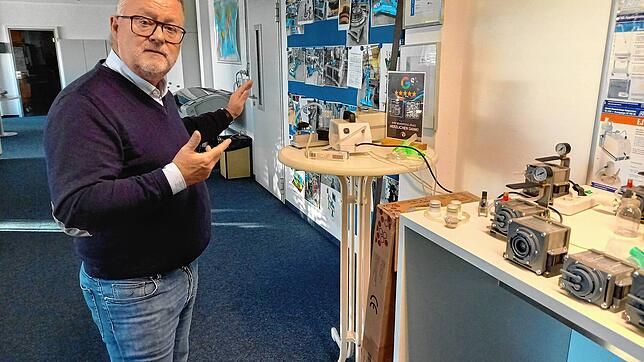 Martin Homburger in den Räumen seines Unternehmens. Auf dem Tisch vor ihm stehen einige Bauvarianten der Pumpen, die er nach der ...