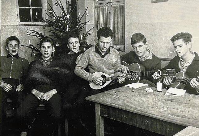 Spartanisch, aber unterhaltsam ging es im Dezember 1962 bei der Sippe Fledermaus an ihrer Weihnachtsfeier zu (von links): Alfons Widmer, ...