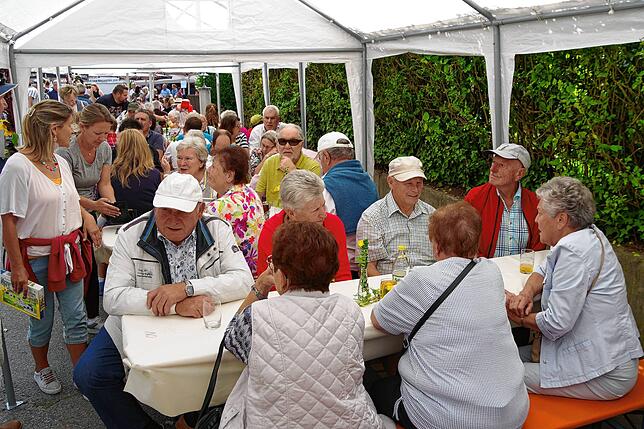 Bild 22: Buntes Programm beim 40. Öhninger Dorffest
