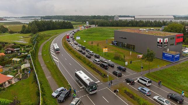 In langen Schlangen staute sich der Verkehr am Samstag in Richtung Eurobike. Unser Bild entstand um 10 Uhr. Bild: Achim Mende