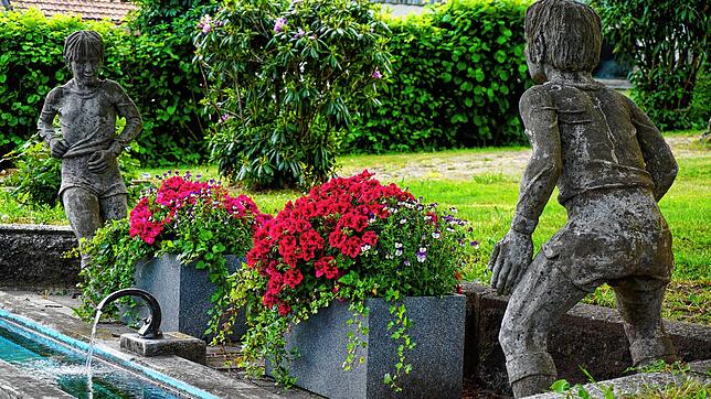 So könnte der Fußballerbrunnen am Rande des ehemaligen Kurparks und jetzigen Mehrgenerationenparks mit den Figuren des Ühlinger ...