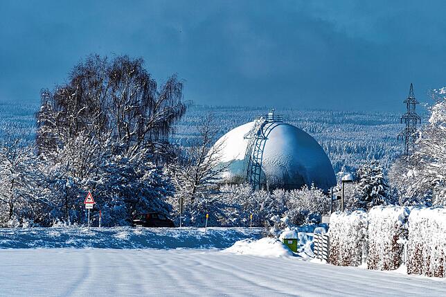 Die Gaskugel in VS-Villingen im Schnee-Gewand.