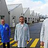 Im Sicherheitsabstand auf dem Betriebsgelände des Automobilzulieferers BCS in Radolfzell (von links): Personalleiter Lothar Bottlang, ...