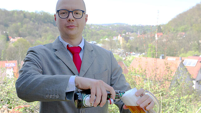 Darauf ein Bierchen: Sein Antrag zur Bierpreisbremse war der erste Antrag von Tillmann Finger (Die Partei), der im Gemeinderat von ...