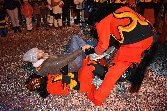 Die Wiler Rhy-Deufel waren beim Wehrer Nachtumzug nicht zimperlich.