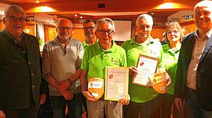 Freude über hohe Auszeichnung (von links): Gauobmann Claus Bayer, die ausgeschiedenen Vorstandsmitglieder August Reiser und Willi ...
