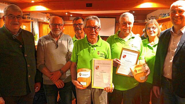 Freude über hohe Auszeichnung (von links): Gauobmann Claus Bayer, die ausgeschiedenen Vorstandsmitglieder August Reiser und Willi ...