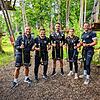 Auch Aktionen fürs „Teambuilding“, wie der Hochseilgarten, gehörten zum Trainingslager der Nullachter in Schlüsselfeld Von links: ...