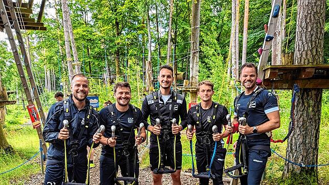Auch Aktionen fürs „Teambuilding“, wie der Hochseilgarten, gehörten zum Trainingslager der Nullachter in Schlüsselfeld Von links: ...