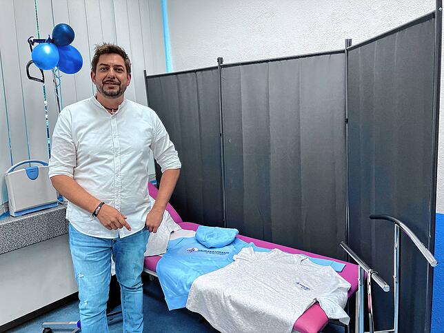 Allgemeinarzt Mike Krüger im Untersuchungsraum seiner Zweigpraxis in Bräunlingen.