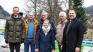 Im Todtmooser Freibad (von links): CDU-Bundestagsabgeordneter Felix Schreiner, Jörg Oehler, Engelbert Strittmatter, Bettina Schmitz, ...