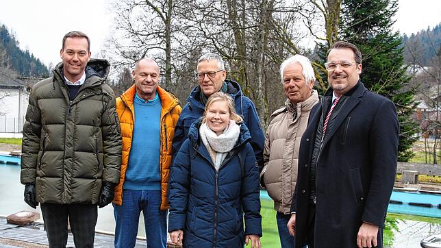 Im Todtmooser Freibad (von links): CDU-Bundestagsabgeordneter Felix Schreiner, Jörg Oehler, Engelbert Strittmatter, Bettina Schmitz, ...