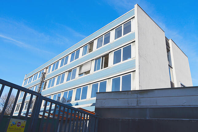 An der Rückseite des Gebäudes zur Brigach hin sind bereits kleine Bauarbeiten sichtbar. Aus dem oberen Stockwerk befördert eine Röhre ...