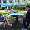 An einem schattigen Platz im Garten des Krankenhauses Radolfzell: Sommerinterview mit Oberbürgermeister Martin Staab (Mitte) und den ...