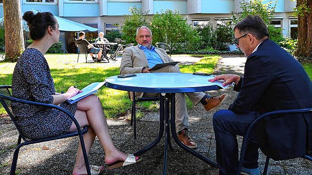 An einem schattigen Platz im Garten des Krankenhauses Radolfzell: Sommerinterview mit Oberbürgermeister Martin Staab (Mitte) und den ...