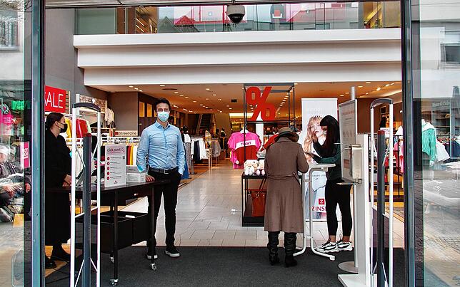 Stefan Suszek hat im Modehaus Zinser gleich zwei Empfangstische für die Kunden aufgebaut, an denen Mitarbeiterinnen die Daten aufnehmen. ...