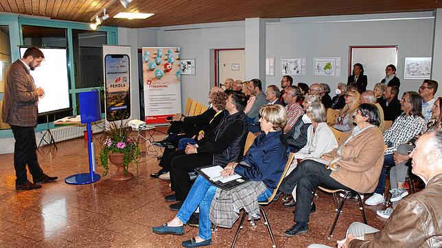 Museumsleiter Johannes Waldschütz eröffnet im Stockacher Rathaus die Karikaturen-Ausstellung zu 60 Jahren deutsch-französischer ...
