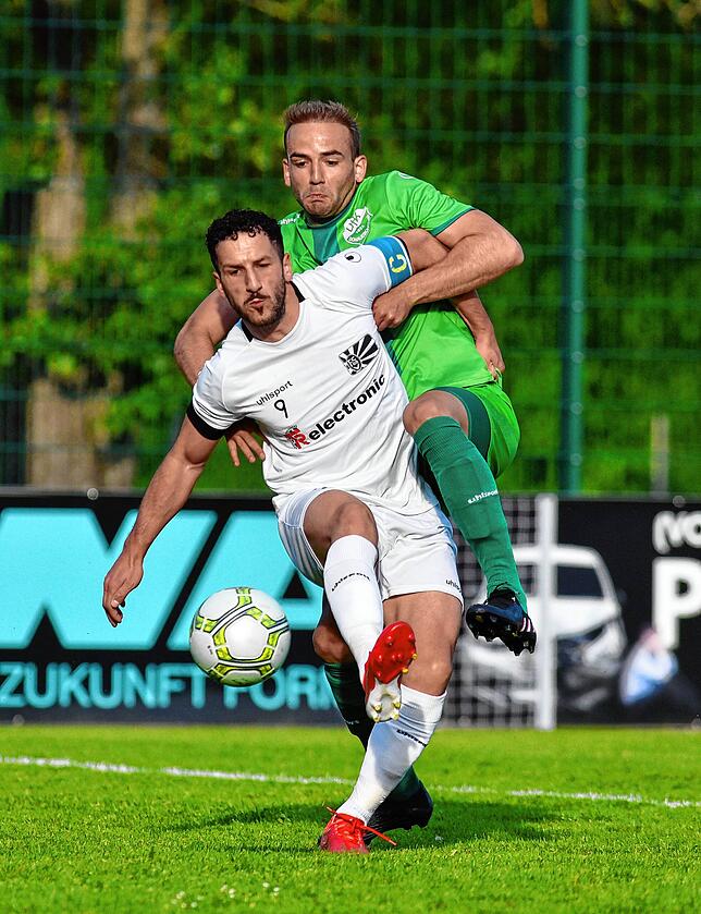 Jonas Schwer (hinten), hier im Duell mit dem Villinger Fabio Chiurazzi.