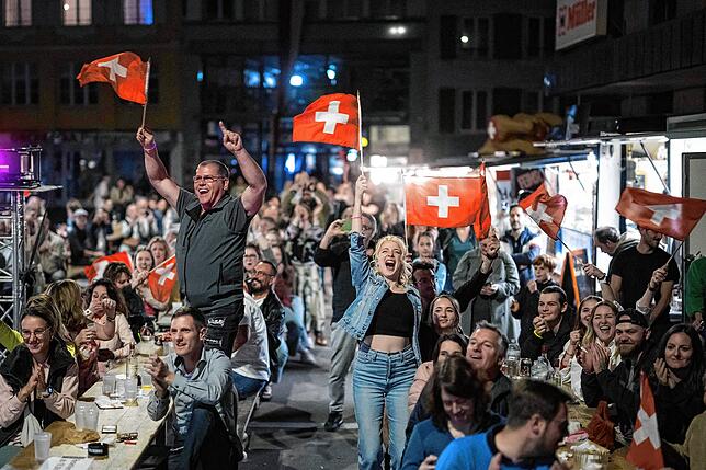Die Menschen in Biel feiern Nemo und den ESC-Gewinn.