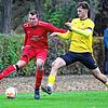 David Blum (links) und die SG Reichenau Waldsiedlung spielen gegen den FC Uhldingen, der SV Denkingen (rechts Jan Ammann) trifft auf den ...