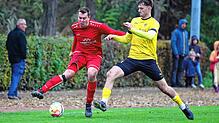 David Blum (links) und die SG Reichenau Waldsiedlung spielen gegen den FC Uhldingen, der SV Denkingen (rechts Jan Ammann) trifft auf den ...