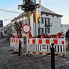 Bereits einige Tage vor dem Narrentreffen stehen die gewöhnlichen Zäune und Schilder bereit, um die Zufahrt in die Altstadt zu sperren. ...