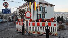 Bereits einige Tage vor dem Narrentreffen stehen die gewöhnlichen Zäune und Schilder bereit, um die Zufahrt in die Altstadt zu sperren. ...