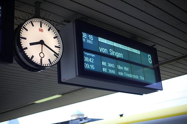8.19 Uhr: Mit einer kleinen Verspätung erreicht der Zug seinen Bestimmungsort. In etwa zwanzig Minuten geht es bereits zurück in ...