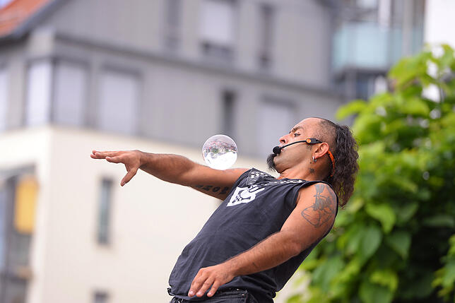 Bild 21: Akrobatik, Clownerie und Musik unter freiem Himmel: Farbenfrohe Momentaufnahmen vom Kulturufer