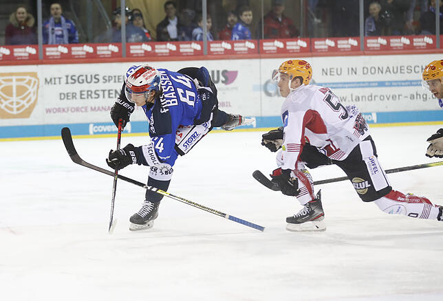 Und rein damit: Boaz Bassen trifft beim Heimspiel gegen die Fischtown Pinguins Bremerhaven.
