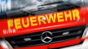 Großeinsatz für die Feuerwehr: In Lörrach brennt eine Lagerhalle. (Symbolbild)