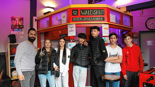 Im Jugend Café Waldshut können sich Jugendlich ganz unverbindlich treffen und ihre Freizeit verbringen. Von links: Onur Harbelioglu ...