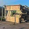 Bei Mellingen kippt im Kreisverkehr der Anhänger eines Traktors um.