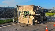Bei Mellingen kippt im Kreisverkehr der Anhänger eines Traktors um.