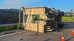 Bei Mellingen kippt im Kreisverkehr der Anhänger eines Traktors um.
