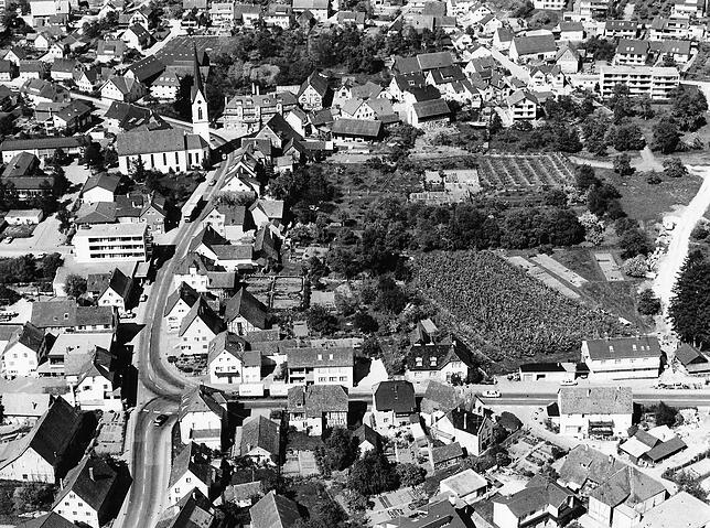 Ludwigshafen im Mai 1979. Oben links ist die Kirche St. Otmar. An ihr verläuft die B31 nach rechts unten Richtung Sipplingen. Von unten ...