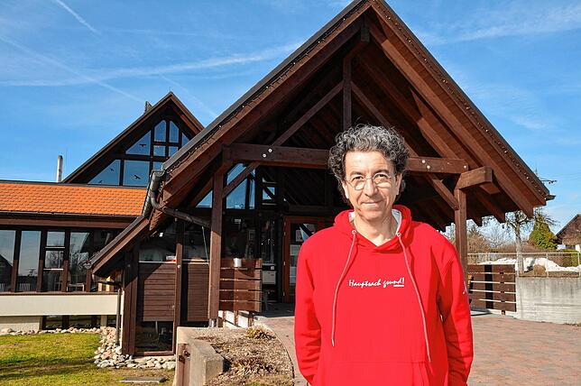 Manuel Dörflinger steht vor dem Haus des Gastes, Birkendorfs Festzentrum. Idee, Format und Organisation von Hagehole stammen von ihm. ...