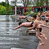 Hinein ins Vergnügen: Mit dem offiziellen Startschuss wurde die Freibadsaison am Klosterweiher am Samstag eröffnet. Dutzende wagemutige ...